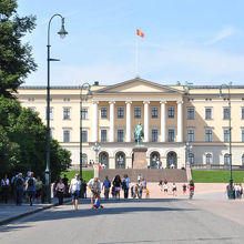 王宮（カール・ヨハンス通りから）