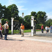 王宮の裏側と庭園に行く門･･･日中は開けっ放しでチェックもな