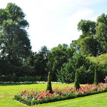 王宮の建物から道を挟んだ庭園･･･出入りは自由