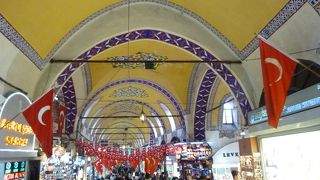 グランド・バザール(カパル・チャルシュ) --- イスタンブールのバザールです。ただ、ちょっと観光地化され過ぎているかも・・・。