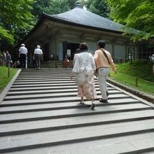 なだらかな階段を上りますと・・・