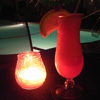 プールサイドバーでフローズンカクテル