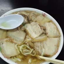 食べかけでごめんなさい。チャーシューを２枚食べた所です。