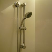 シャワーヘッドは可動式