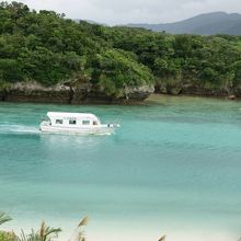 川平湾を走るグラスボート