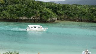 川平湾でグラスボートに乗る