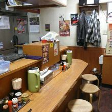 店内はカウンター席のみ