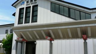 加茂コミュニティバスと奈良交通バスの発着点のＪＲ加茂駅（かもえき）