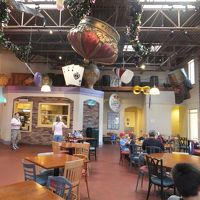 フードコート：変なお面が浮かんでます