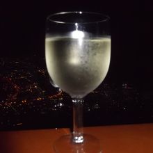 函館山のレストランでお酒を飲みながら素晴らしい夜景を見ました