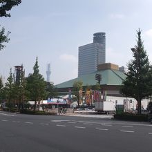 まだ完成していないスカイツリーとともに