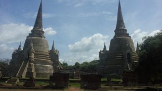 ３つの仏塔が並ぶ遺跡