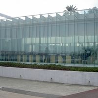 ホテルの前には結婚式場があります