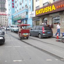 道を隔てて反対側(私がここまで乗ってきた三輪車を見送る)