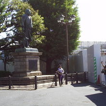 撮影スポットはここですよね。今も昔も。塀はじゅらくが改装中の