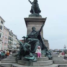 ヴァポレットでサン・マルコ・カレ・ヴァラレッソで降りた広場