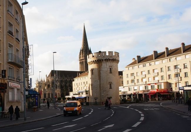 町の中心、マルシェが開かれる広場の近くにある塔