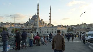 イェニ・ジャーミィ --- 「イスタンブール旧市街」の遠景を引き立てる寺院です！