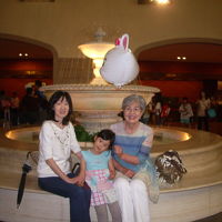 ホテルの写真は忘れました。ロビーの噴水前です。