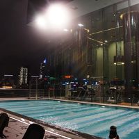 夜　９階にあるプールです。