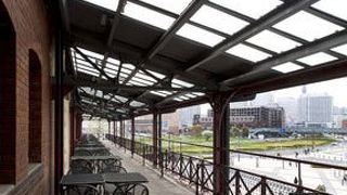 開放感あるスペースで　ランチサラダバーを