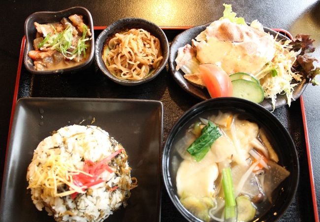 雰囲気のあるこじんまりした田舎料理屋