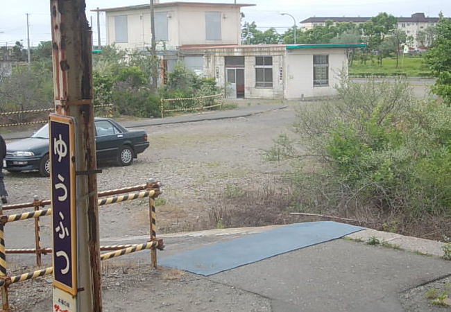 勇払原野の広大な風景を存分に楽しめる駅です