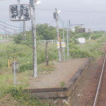 ホームもとても短く、1両運転の多い日高本線に合致した駅です。