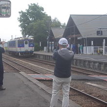 上下線のホームはこのようにズレて配置されています