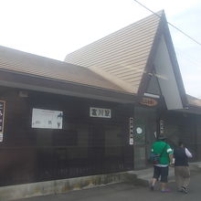 駅舎はちょっとお洒落な感じです