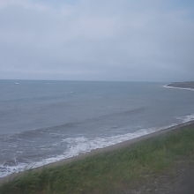 車窓から間近に望める太平洋