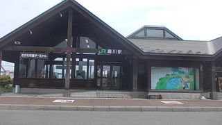 日高本線上で最初に現れる大きな駅です