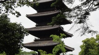 境内はとても広く、風格ある五重塔が印象的