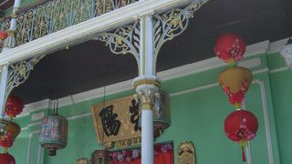 緑の壁が印象的