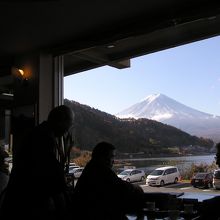 ティーラウンジから湖越しに富士山を眺める