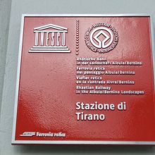 ティラーノ駅にはユネスコの世界遺産表示がされています。