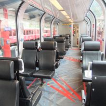 これが1等車両の席で、大きな窓と本革の椅子が特徴です。