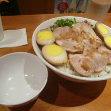 超大盛りのチャーシュー丼