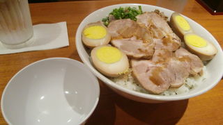 意外と美味しいチャーシュー丼♪