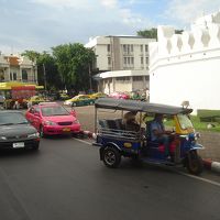 バス、タクシー、トゥクトゥク