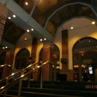 ホテル正面玄関。朝５時ですがちゃんと照明され明るいです。