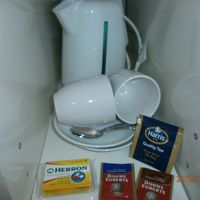 コーヒー・紅茶・ポット。そしてなぜか薬がありました。