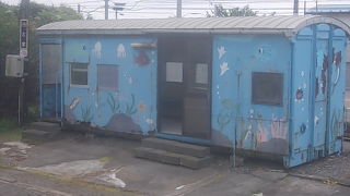 海のテイストが満載のデザインが印象的な貨車改造型駅舎です