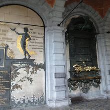 右側が像です。