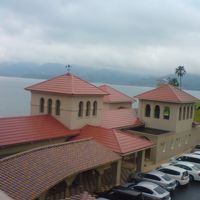 建物の向こうに海