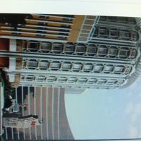 円柱の建物が特徴的です