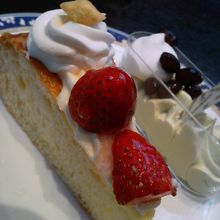 デザートコーナーのケーキ。お腹いっぱいなのにココッシュ(^^