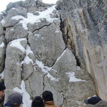 大きな岩の壁面に当時の彫刻が沢山あるとガイドが説明