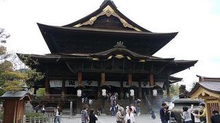 大きくて立派なお寺です。