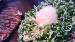 お好み焼きを頼んだら予め焼いて持ってきてくれました